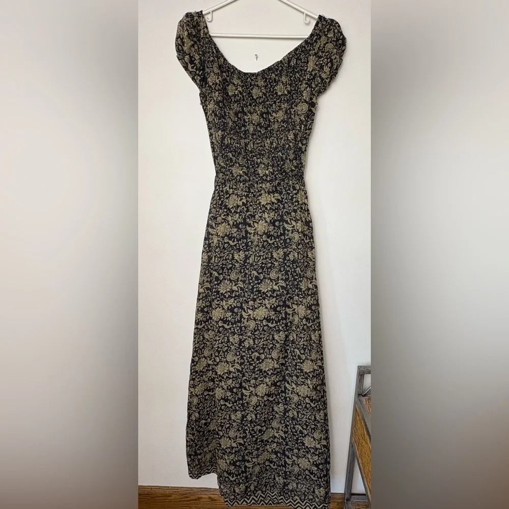 Elegant Black and Gold Women's Dress - Picture 3 of 14
